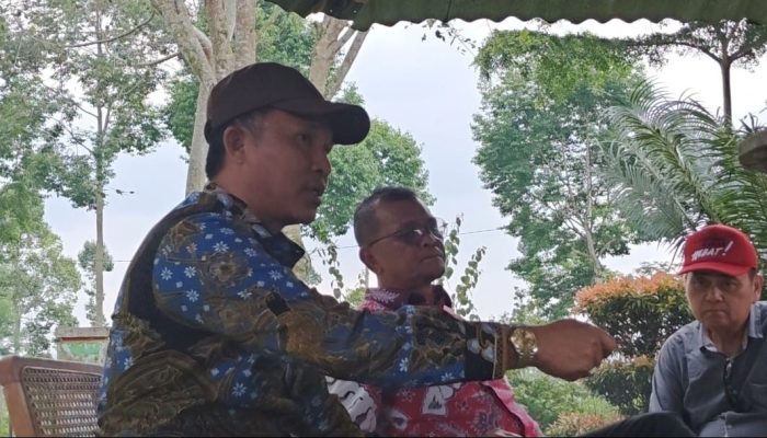 Sampah Liar Bertaburan Di Pinggir Jalan, Cabub Parosil Mabsus Kunjungi TPA Bahway, Tunjukkan Akan Fokus pada Kabupaten Konservasi