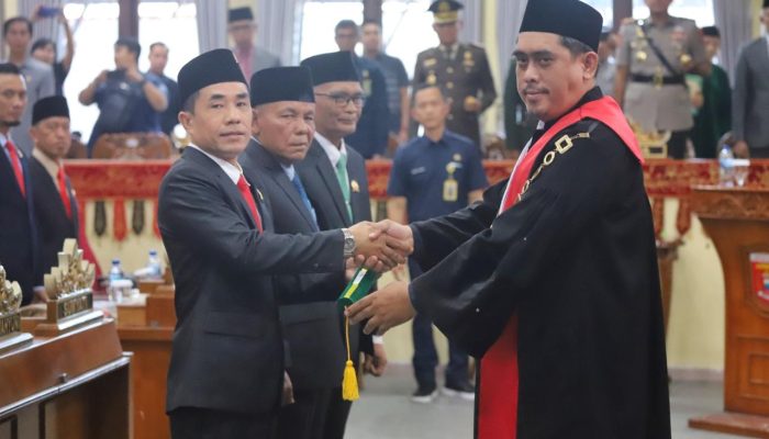 Dilantik, Tiga Pimpinan DPRD Lampung Barat Ambil Sumpah Satu Wajah Baru. Baca!!
