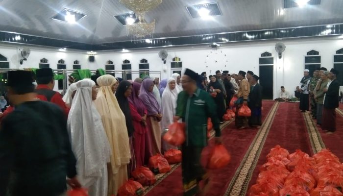 DKM Masjid Agung Baiturrahim dan Ranting NU Way Mengaku Bagi Sembako Peringati Hari Santri Nasional