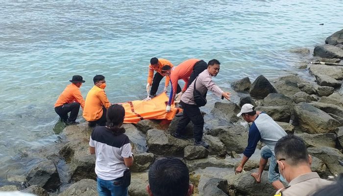 Astaghfirullah!! Mayat Anonim Tersangkut Batu di Bibir Pantai Desa Centi Lamsel