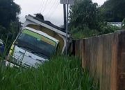 Diduga Ngantuk, Truck Masuk Siring Dekat TPU Pekon Kenali Belalau