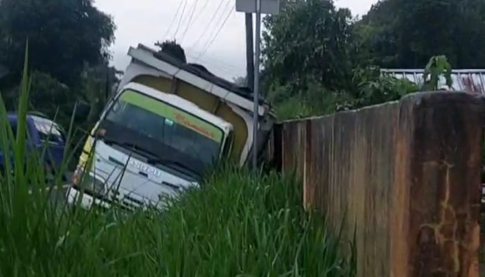 Diduga Ngantuk, Truck Masuk Siring Dekat TPU Pekon Kenali Belalau