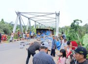 Rem Blong!! Truck Muatan Karet Terbalik Di Jembatan Kali Pintau Kecamatan Bengkunat