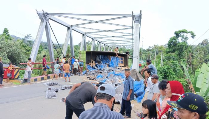 Rem Blong!! Truck Muatan Karet Terbalik Di Jembatan Kali Pintau Kecamatan Bengkunat