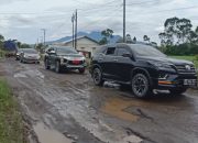 Viral di Sosmed, Jalan Rusak di Sukau Ditinjau Anggota DPR-RI dan BPJN