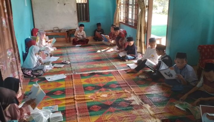 Beragam Buku Bacaan Islami Tersedia di TBM Al-Hikmah Way Kanan