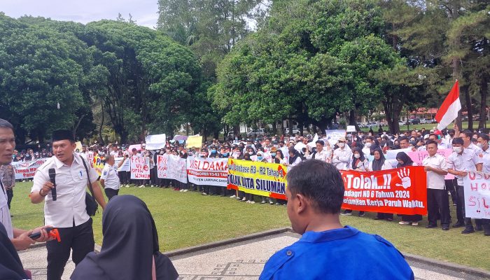 Ribuan Massa Padati Lapangan Bupati Lampung Barat, Tolak PPPK Paruh Waktu dan Data Honorer Siluman
