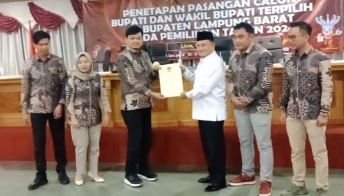 KPU Lampung Barat Tetapkan Bupati dan Wakil Bupati Terpilih, Parosil Absen Masih Dalam Perjalanan Umrah