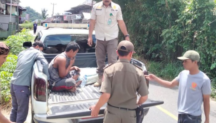 Satpol PP Lambar Tertibkan ODGJ Di Pekon Bakhu Yang Meresahkan