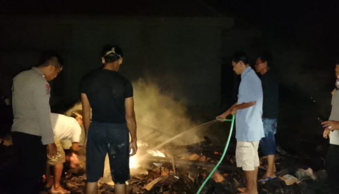 Rumah Kayu Milik Wayan Warga Pekon Sumber Rejo Bengkunat Lampung Hangus Terbakar