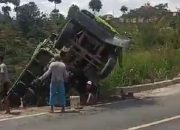 Mundur, Fuso Hino Nyaris Nyemplung Kedalam Jurang di Rest Area Sumber Jaya Lampung Barat