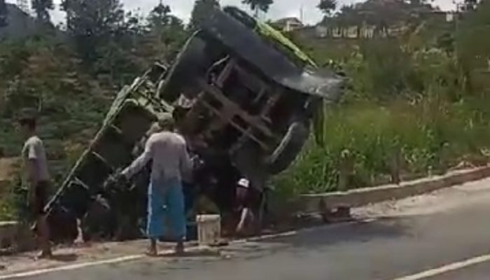 Mundur, Fuso Hino Nyaris Nyemplung Kedalam Jurang di Rest Area Sumber Jaya Lampung Barat