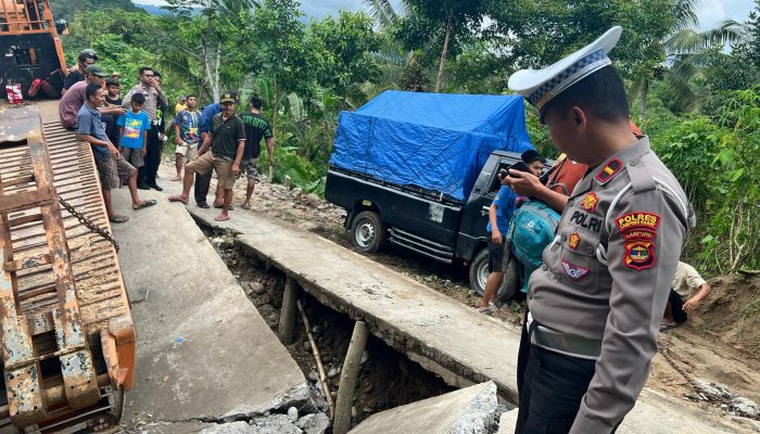 Jalur Suoh – Sukabumi Amblas Terlindas Tronton, Arus Lalin Tetap Aman