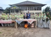 Jamaah Pengajian MTBMI Belalau Bagi Takjil Gratis Kepada Masyarakat