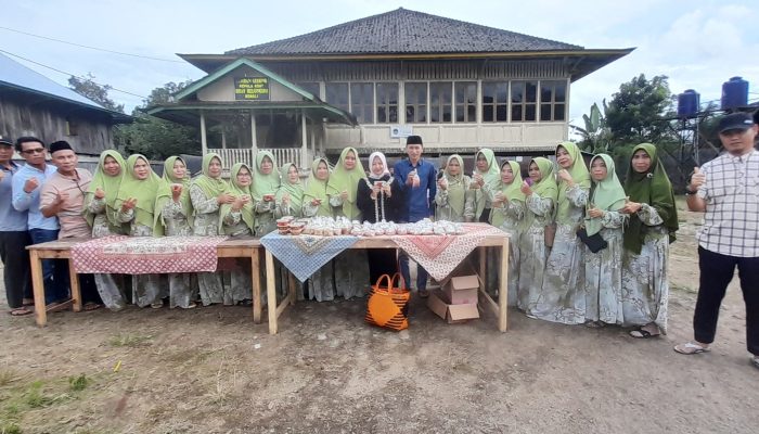 Jamaah Pengajian MTBMI Belalau Bagi Takjil Gratis Kepada Masyarakat