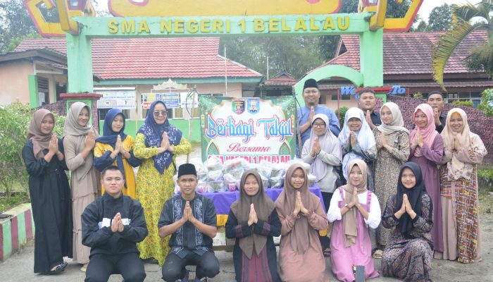 Tutup Pesantren Kilat, SMAN 1 Belalau Berbagi Takjil