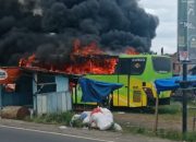 Mobil Bus Terparkir Di Pasar Lama Sekincau Terbakar