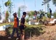 Peratin Campang Tiga Bersama Warga dan Karang Taruna Bersihkan TPU dan Badan Jalan