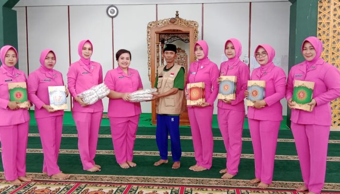 Ibu Bhayangkari Polres Lampung Barat Sumbangkan Al-Qur’an dan Mukena untuk Masjid Islamic Center