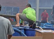 Penjual Air Keliling Ikut Serta Lakukan Pemadaman Api Saat Kebakaran di Gunung Sugih Lampung Barat