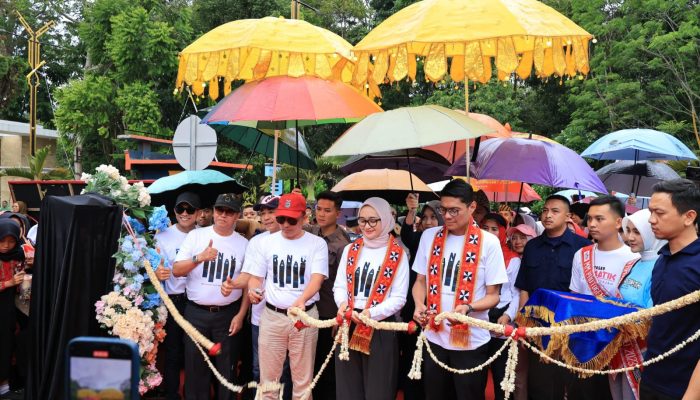 Resmikan Pasar Tematik Parosil Minta Dukungan Infrastruktur Kepada Pemerintah Provinsi