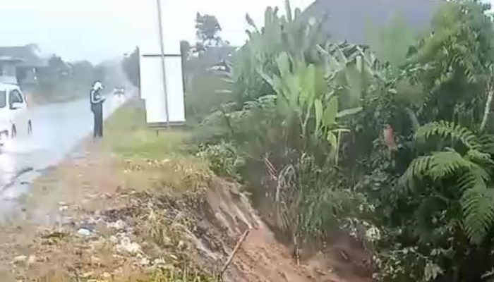 Longsor Di Pekon Bakhu, Warga Minta Pemerintah Segera Bertindak
