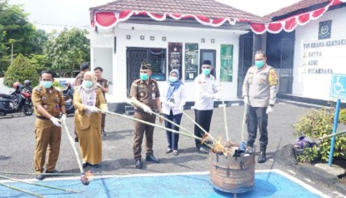 Inkracht, Kajari Lampung Barat Musnahkan Sejumlah BB