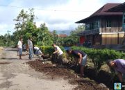 Warga Pemangku Dua Pekon Bakhu Gotong Royong Perbaiki Drainase Jalan