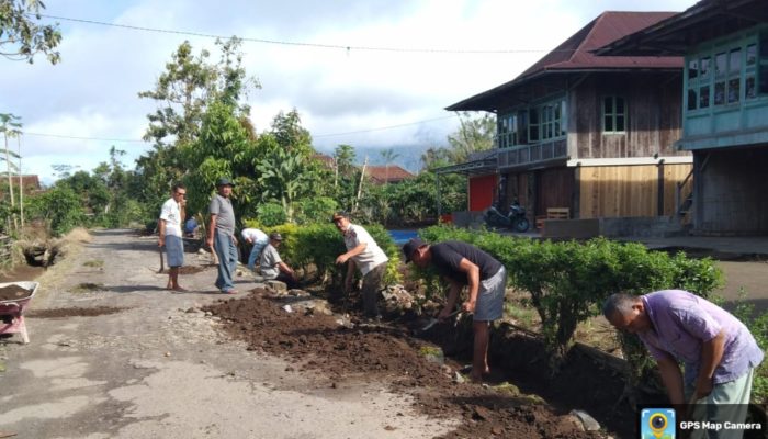 Warga Pemangku Dua Pekon Bakhu Gotong Royong Perbaiki Drainase Jalan
