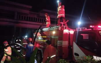 Banjir Rendam Area Parkir Pemkab Pesisir Barat, Sejumlah Mobil Terendam dan Motor Terseret Derasnya Air