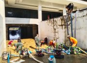 Pasca Banjir di Pemkab Pesisir Barat, Anggota Kodim dan BPBD Pesisir Barat Bersihkan Material dan Sedot air