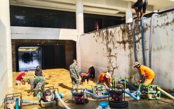 Pasca Banjir di Pemkab Pesisir Barat, Anggota Kodim dan BPBD Pesisir Barat Bersihkan Material dan Sedot air