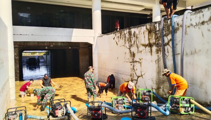 Pasca Banjir di Pemkab Pesisir Barat, Anggota Kodim dan BPBD Pesisir Barat Bersihkan Material dan Sedot air