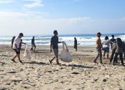 TNI dan Masyarakat Krui Selatan, Bersihkan Sampah di Pantai Mandiri