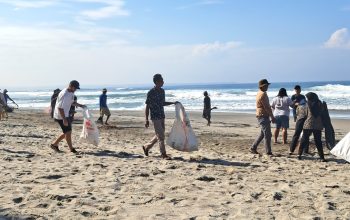 TNI dan Masyarakat Krui Selatan, Bersihkan Sampah di Pantai Mandiri