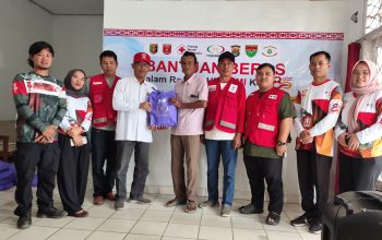 HUT Ke-80 PMI Lampung Barat Gelar Bakti Sosial, Salurkan 735 Paket Beras