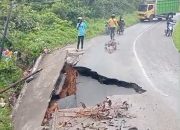 Ruas Jalur Seranggas Amblas Terbawa Longsor, Pengguna Jalan Diminta Berhati-hati