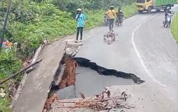 Ruas Jalur Seranggas Amblas Terbawa Longsor, Pengguna Jalan Diminta Berhati-hati