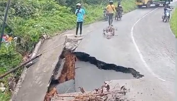 Ruas Jalur Seranggas Amblas Terbawa Longsor, Pengguna Jalan Diminta Berhati-hati