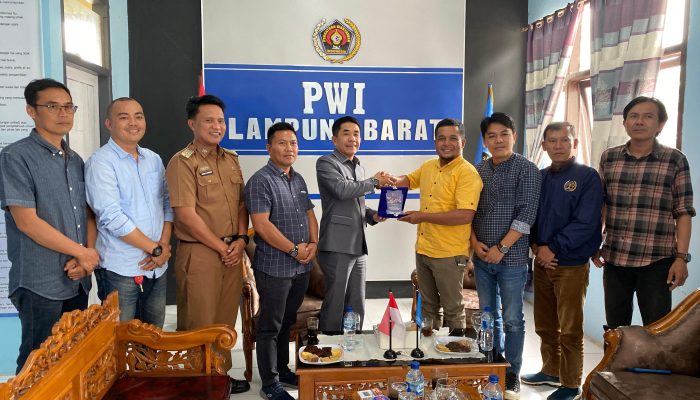 Ketua DPRD Edi Novial Kunjungi Kantor PWI Lampung Barat Bahas Situasi Efisiensi
