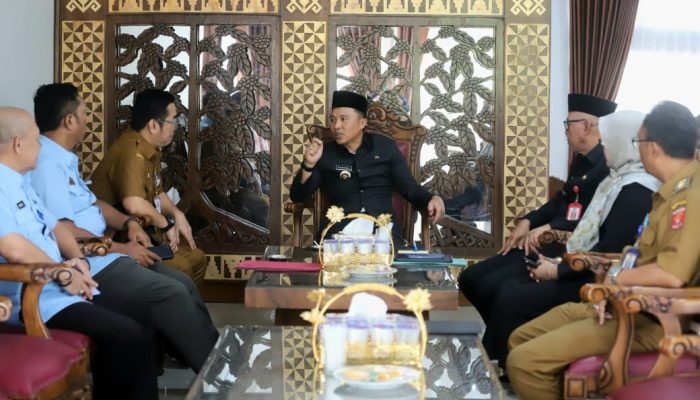 Bayar Pajak Ruet Masyarakat Lebih Memilih Nitip Saat Bayar Di Samsat Lampung Barat