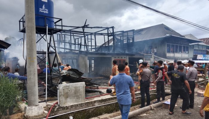Api Berhasil Dipadamkan, Satu Unit Rumah Milik Zalal Warga Pekon Canggu Tidak Bisa Diselamatkan