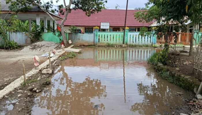 Sering Tergenang, Peratin Bakhu Diminta Alokasikan DD Untuk Membangun Drainase Jalan Lingkar