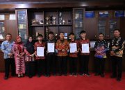 Raih Prestasi Tingkat Nasional Parosil Mabsus Berikan Piagam Kepada Empat Siswa SMKN 1 Liwa