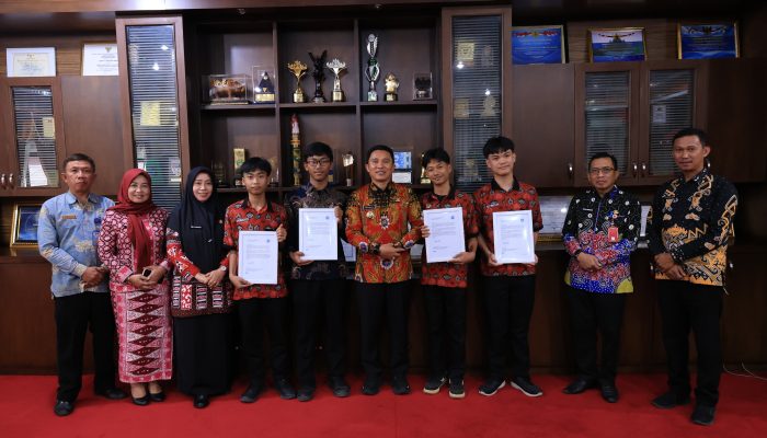 Raih Prestasi Tingkat Nasional Parosil Mabsus Berikan Piagam Kepada Empat Siswa SMKN 1 Liwa