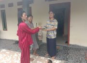 Pekerja MC di Pekon Walur Kecamatan Pesisir Barat Berbagi Takjil Kepada Warga