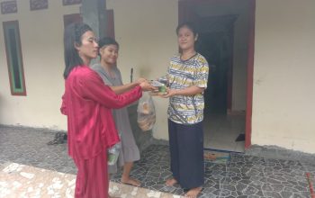 Pekerja MC di Pekon Walur Kecamatan Pesisir Barat Berbagi Takjil Kepada Warga