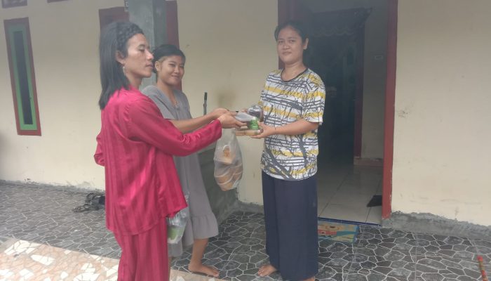 Pekerja MC di Pekon Walur Kecamatan Pesisir Barat Berbagi Takjil Kepada Warga