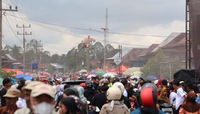 Aksi Minta THR Oleh Oknum Sekura, Bupati Parosil Mabsus: Pakaian Vulgar dan Minta-Minta Terkesan Citra Tidak Baik