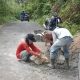 Kompak Peratin Serungkuk dan Anggota DPRD Gotong Royong dan Tambal Jalan Berlubang Dengan Semen